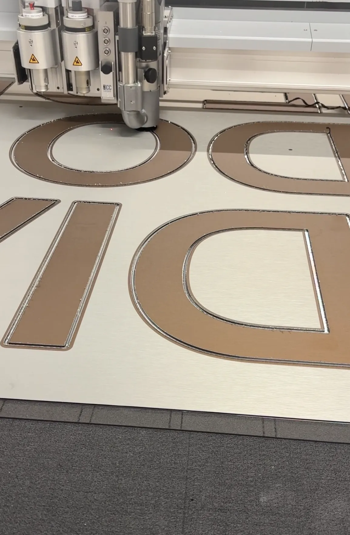Fraisage CNC de lettres sur panneau bois - découpe sur mesure