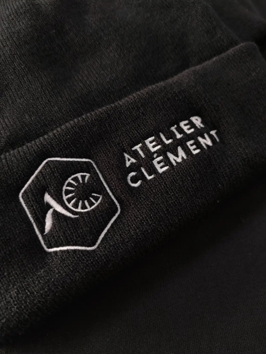 Bonnet brodé Atelier Clément — détail