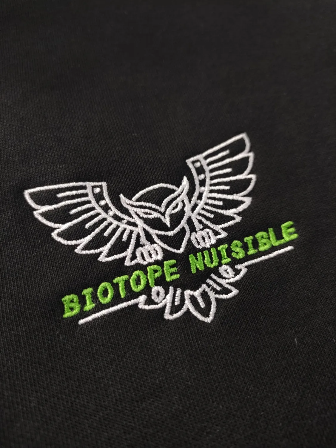 Détail broderie Biotope Nuisible