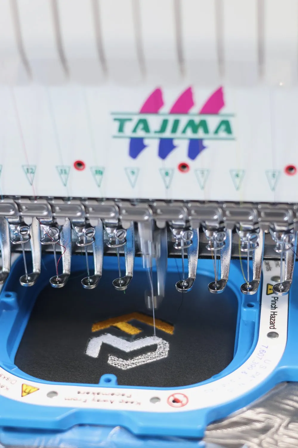 Broderie d'un logo — gros plan