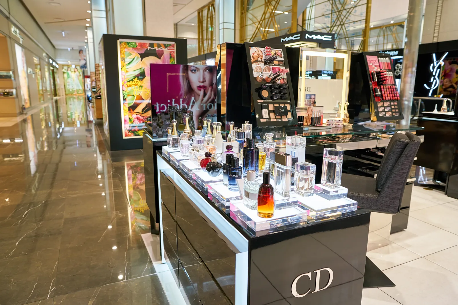 Présentoir parfumerie Dior et MAC en boutique de luxe — PLV haut de gamme